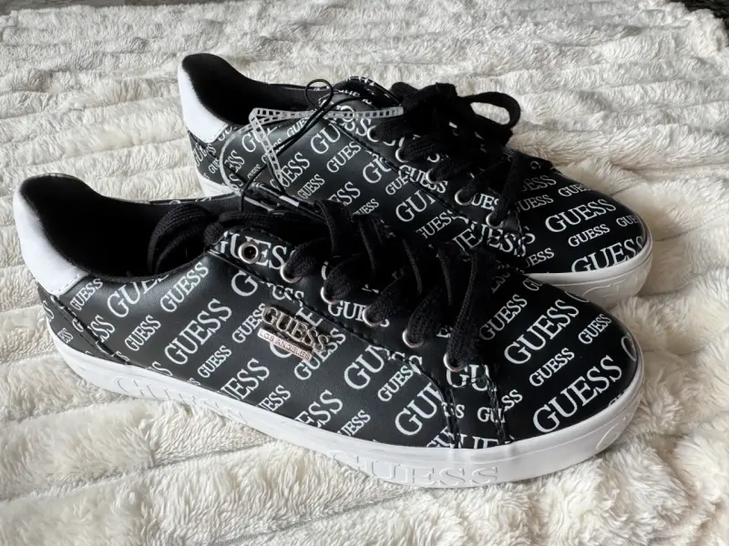 Zapatillas negras Guess con logo, talla 8.5 - 2