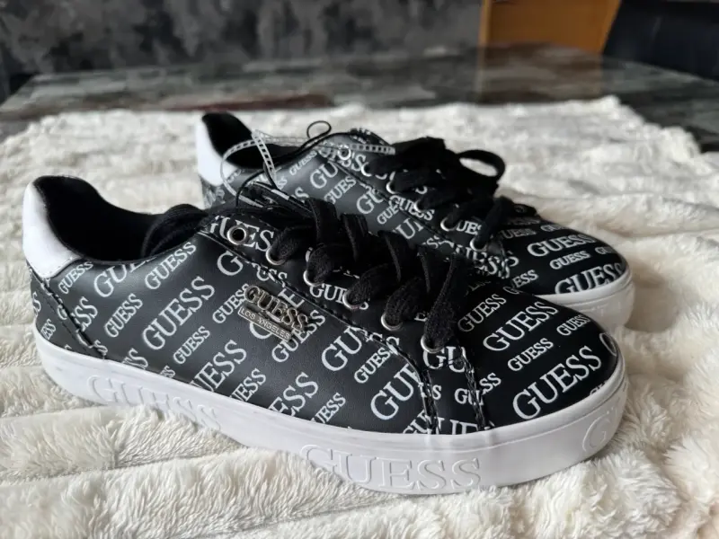 Zapatillas negras Guess con logo, talla 8.5 - 3