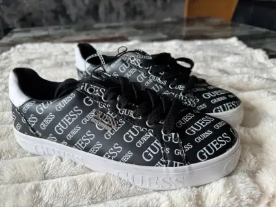 Zapatillas negras Guess con logo, talla 8.5 - miniatura 3