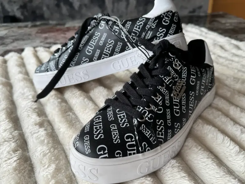 Zapatillas negras Guess con logo, talla 8.5 - 4