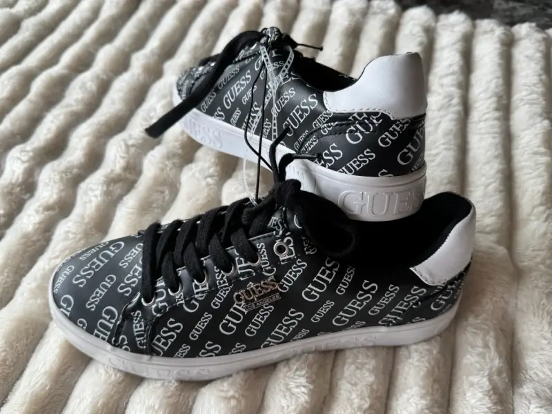 Zapatillas negras Guess con logo, talla 8.5 - 5