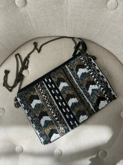 Cartera de mano con lentejuelas y cadena - miniatura 1