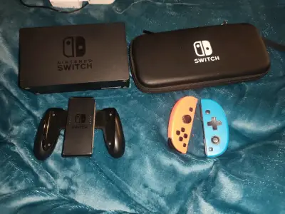 Consola Nintendo Switch con Joy-Con y estuche - miniatura 1