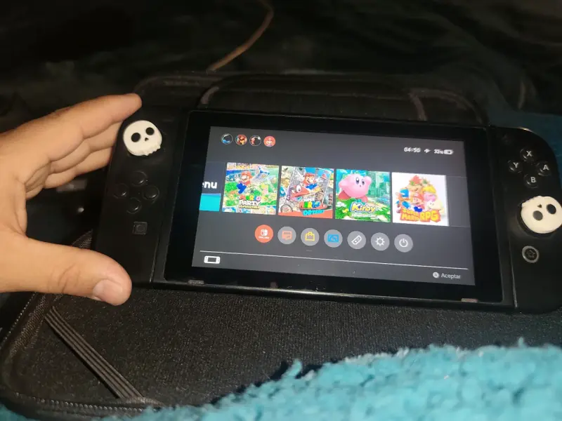 Consola Nintendo Switch con Joy-Con y estuche - 2