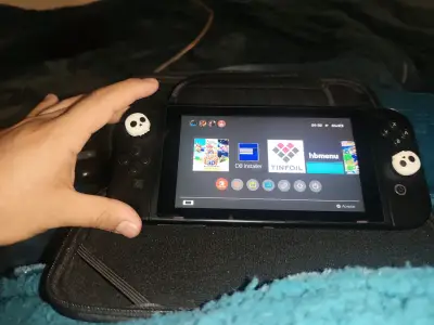 Consola Nintendo Switch con Joy-Con y estuche - miniatura 3