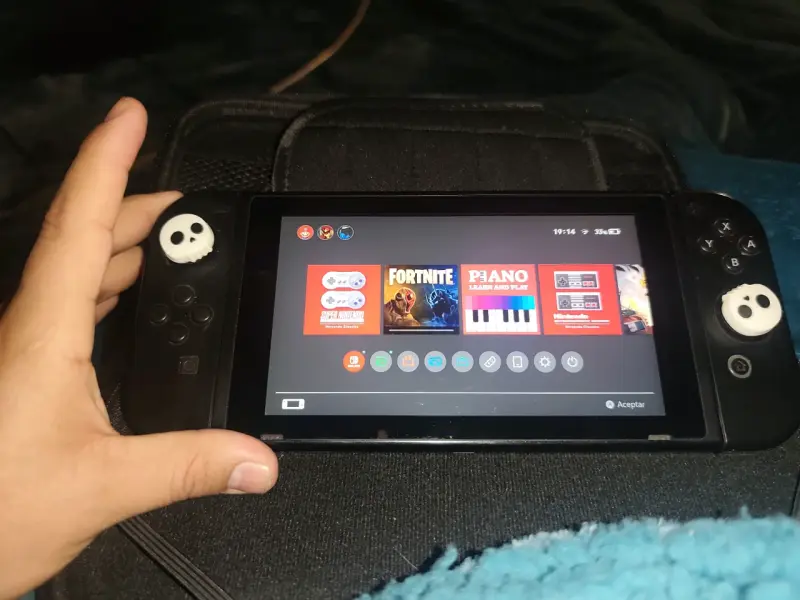 Consola Nintendo Switch con Joy-Con y estuche - 4