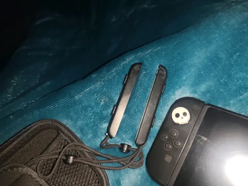 Consola Nintendo Switch con Joy-Con y estuche - 6