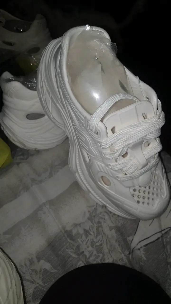 Zapatillas deportivas unisex blancas y negras - 1