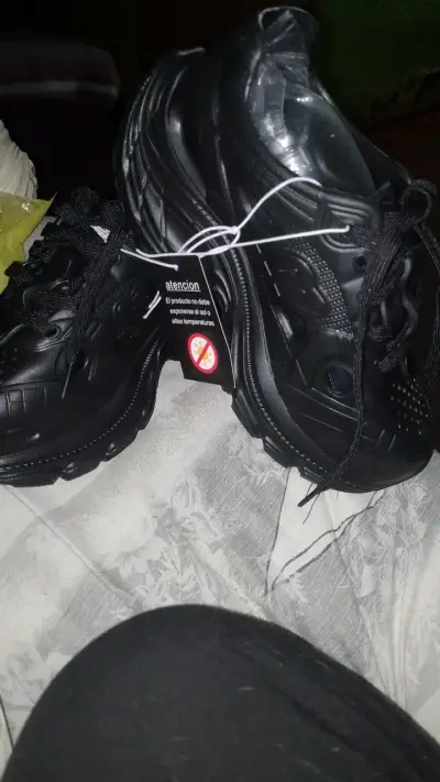 Zapatillas deportivas unisex blancas y negras - miniatura 2