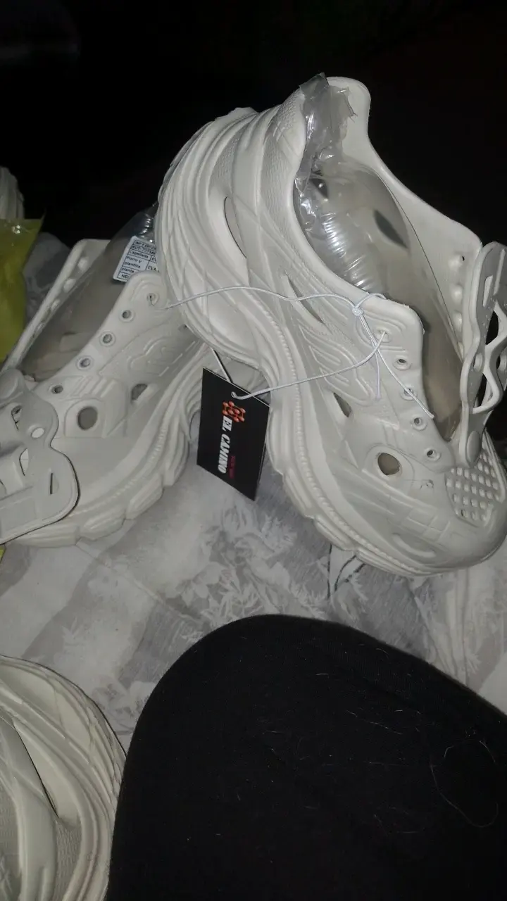 Zapatillas deportivas unisex blancas y negras - 3
