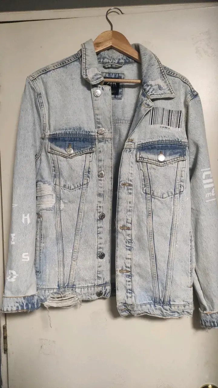 Chaqueta de mezclilla Zara con diseño gráfico - 1