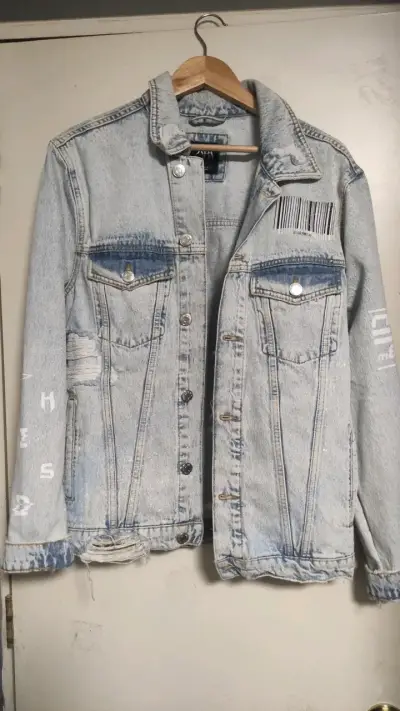 Chaqueta de mezclilla Zara con diseño gráfico - miniatura 1