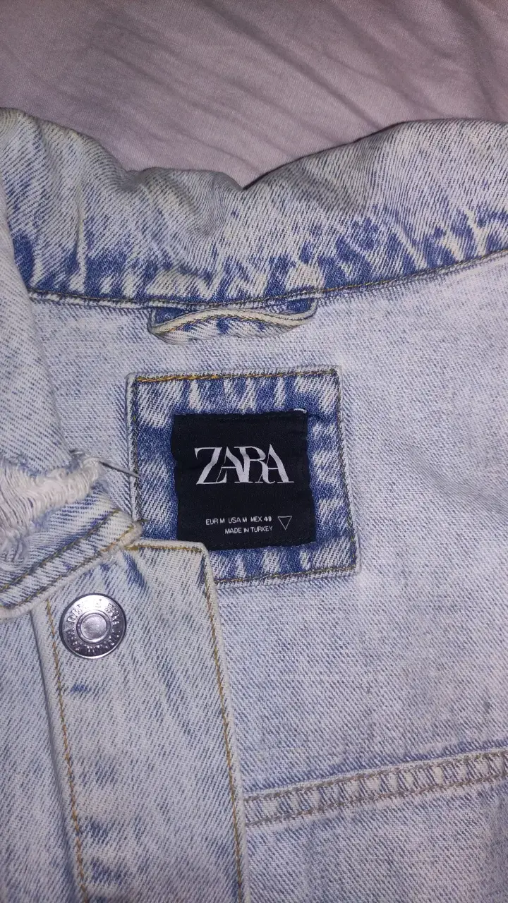 Chaqueta de mezclilla Zara con diseño gráfico - 3