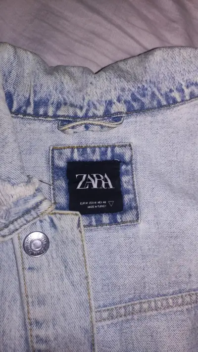 Chaqueta de mezclilla Zara con diseño gráfico - miniatura 3