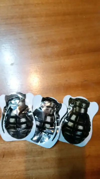 3 granadas de broma - miniatura 2