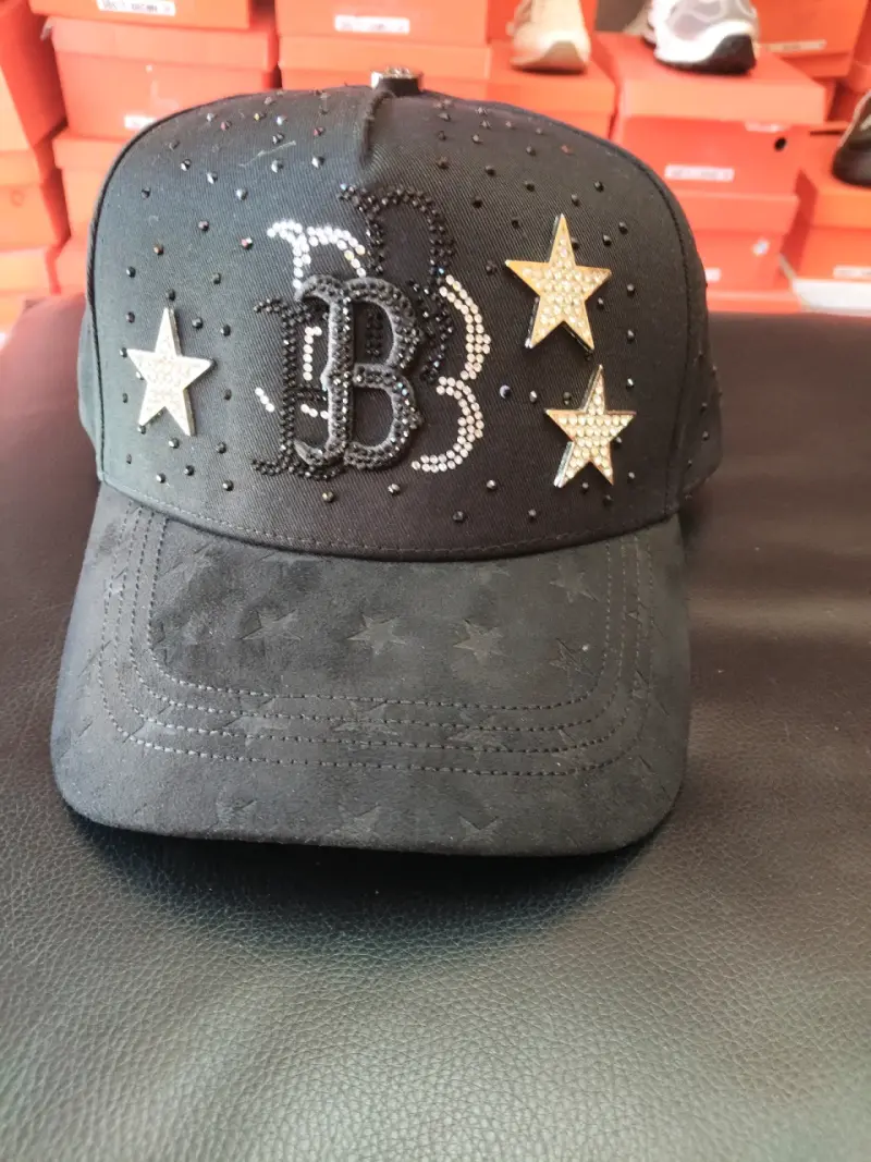 Gorral con diseño bordado y logo - 1