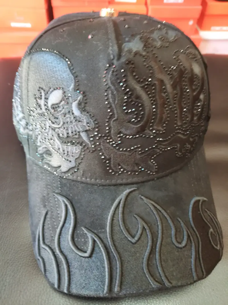 Gorral con diseño bordado y logo - 2