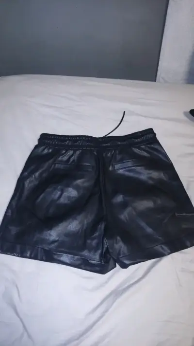 Shorts de cuero sintético negro Alaniz - miniatura 2