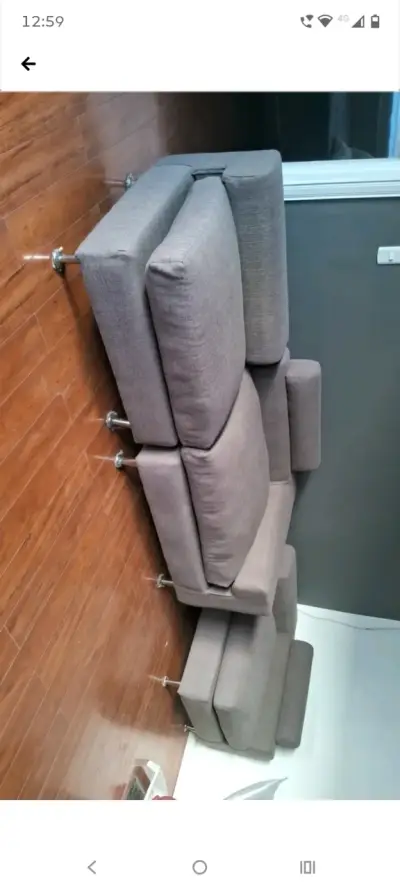 Sofá seccional gris moderno en buen estado - miniatura 2