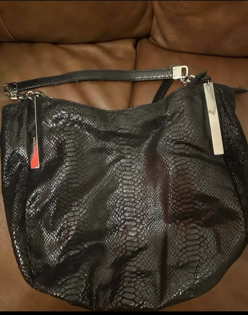 Cartera Michael Kors negra con textura de serpiente - 1