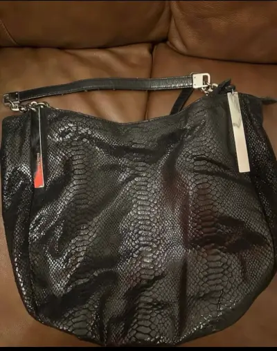 Cartera Michael Kors negra con textura de serpiente - miniatura 1