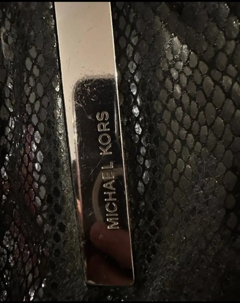 Cartera Michael Kors negra con textura de serpiente - 2