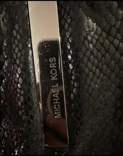 Cartera Michael Kors negra con textura de serpiente - miniatura 2
