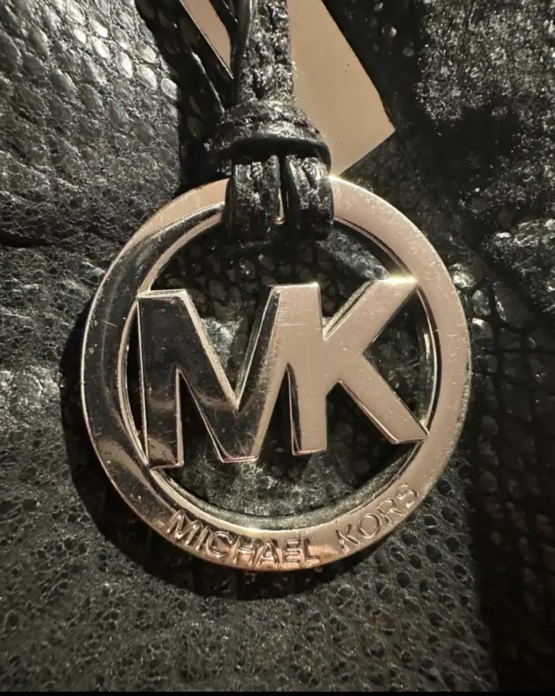 Cartera Michael Kors negra con textura de serpiente - 3