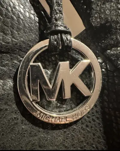 Cartera Michael Kors negra con textura de serpiente - miniatura 3