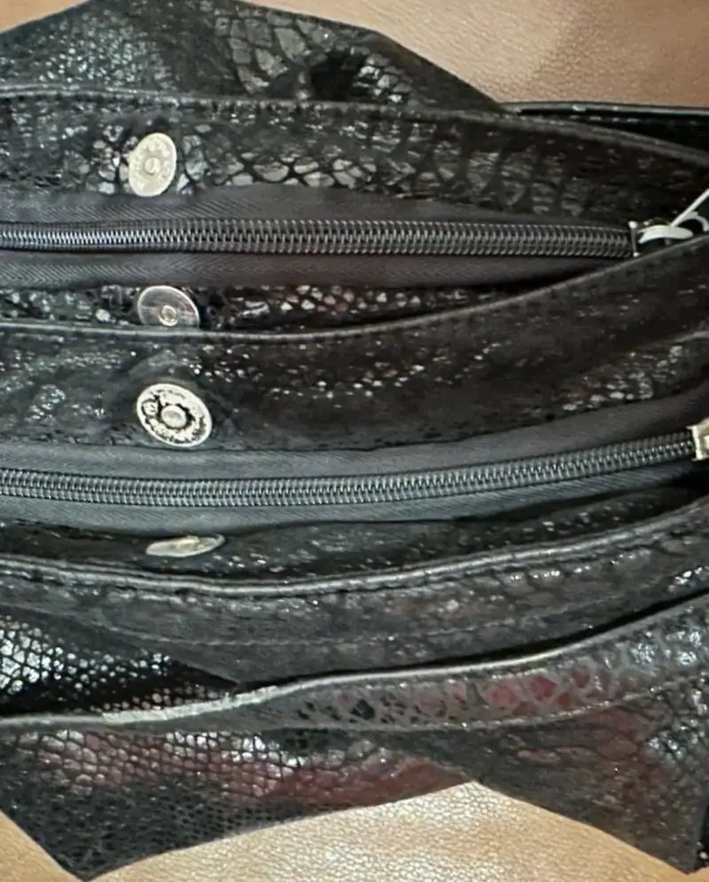 Cartera Michael Kors negra con textura de serpiente - 4