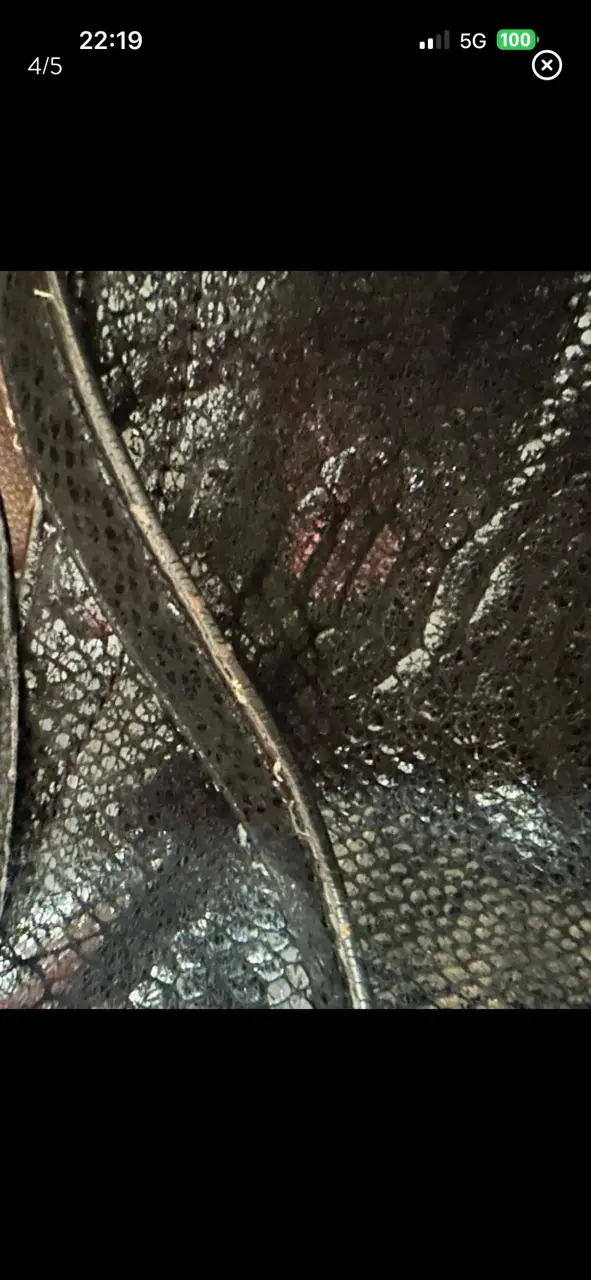 Cartera Michael Kors negra con textura de serpiente - 5