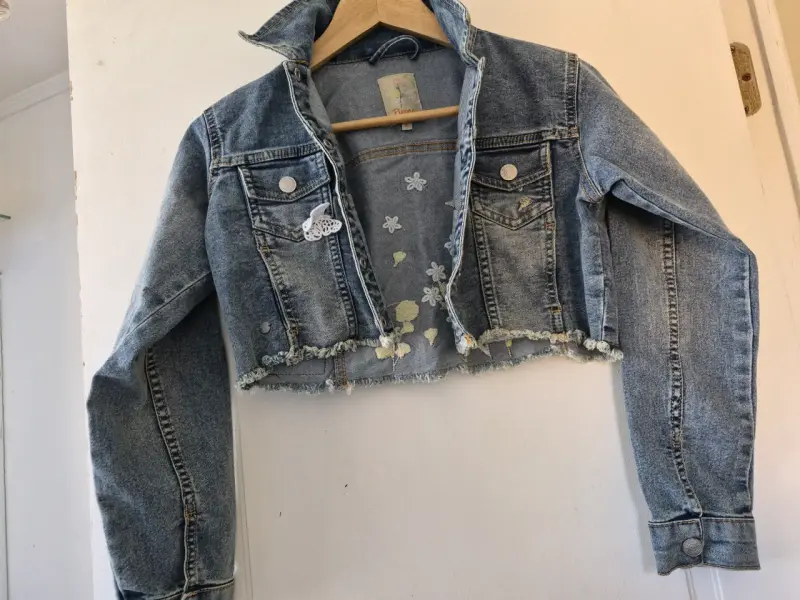Chaqueta de mezclilla corta con diseño floral - 1