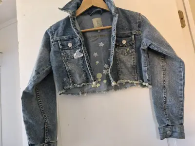 Chaqueta de mezclilla corta con diseño floral - miniatura 1