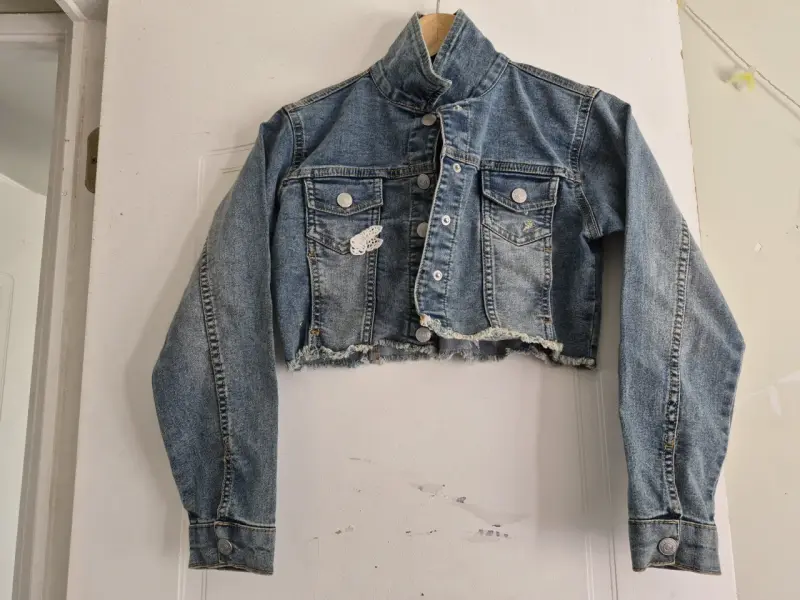 Chaqueta de mezclilla corta con diseño floral - 2