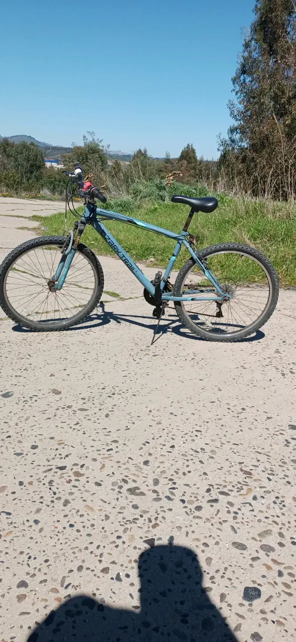 Bicicleta de montaña Ozark Trail azul en buen estado - 1