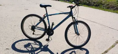 Bicicleta de montaña Ozark Trail azul en buen estado - miniatura 3