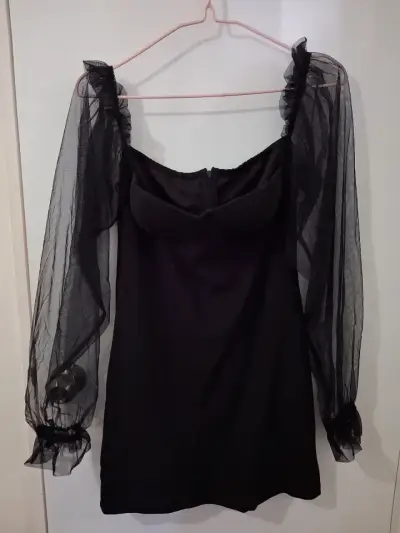Vestido negro con mangas de tela transparente - miniatura 2