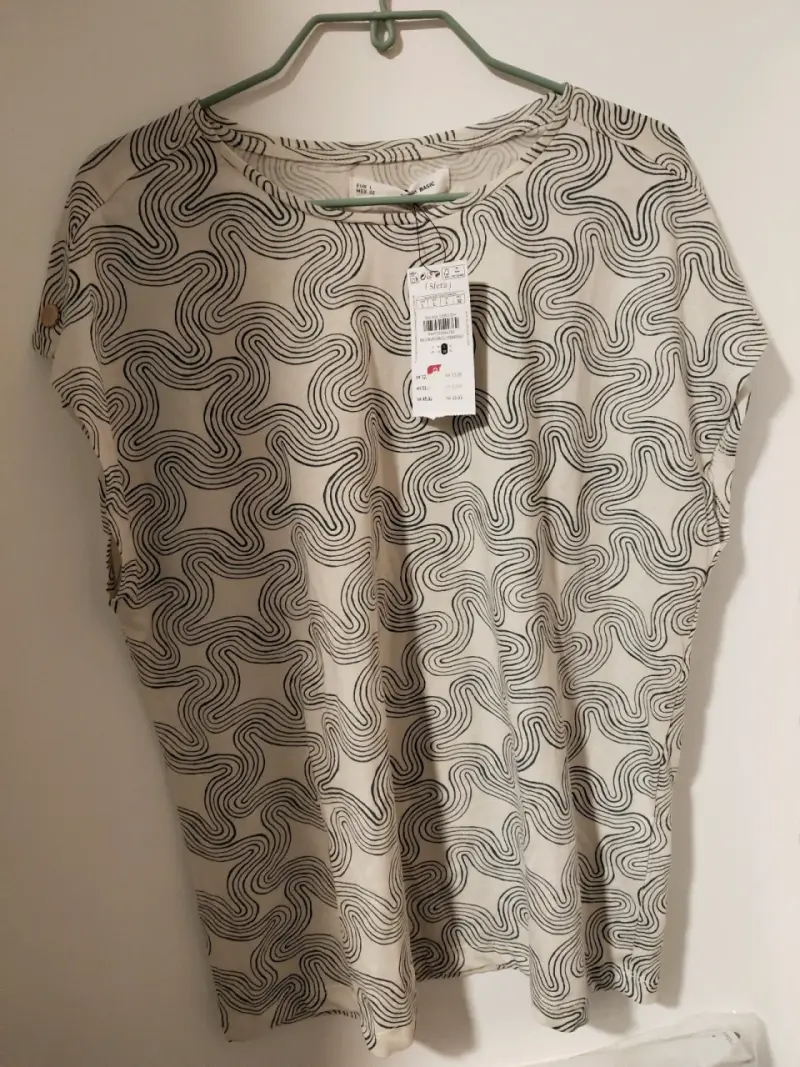 Polera estampada de mujer con diseño abstracto - 1