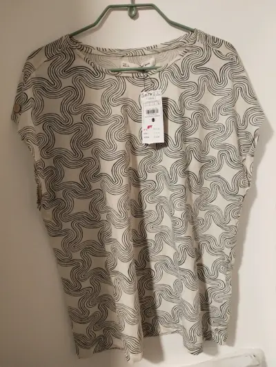 Polera estampada de mujer con diseño abstracto - miniatura 1