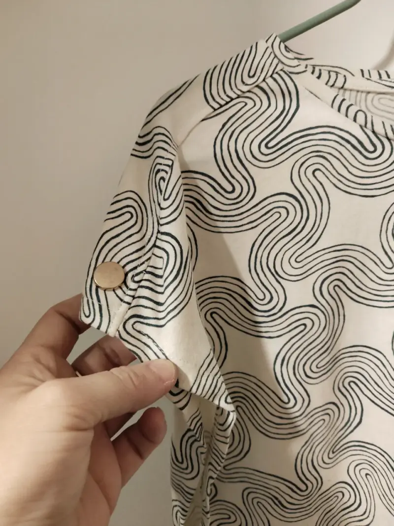 Polera estampada de mujer con diseño abstracto - 2