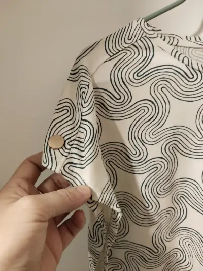 Polera estampada de mujer con diseño abstracto - miniatura 2