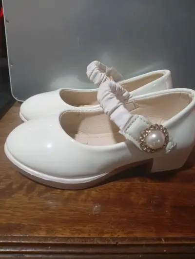 Zapatos de niña blancos con adorno de perla - miniatura 1