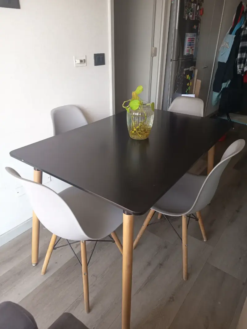 Mesa de comedor moderna con sillas