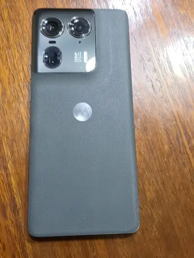 Smartphone Motorola con triple cámara trasera - miniatura 2
