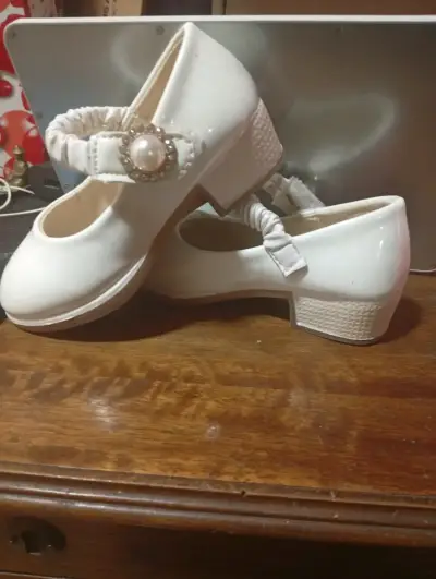 Zapatos de niña blancos con adorno de perla - miniatura 3