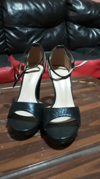 Tacones negros elegantes para mujer - miniatura 1
