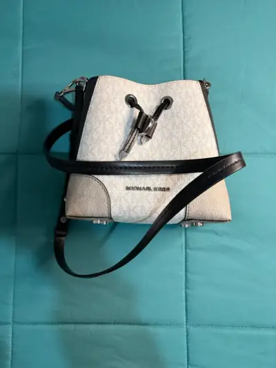 Bolso Michael Kors blanco y negro con correa ajustable - miniatura 1