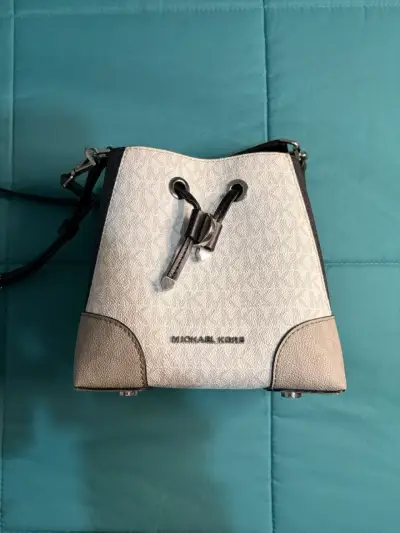 Bolso Michael Kors blanco y negro con correa ajustable - miniatura 2