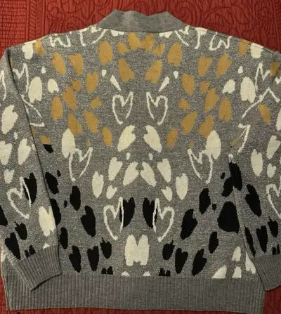Cárdigan de punto gris con diseño abstracto - miniatura 4