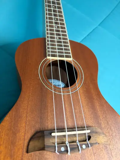 Ukulele de madera acústic - miniatura 1
